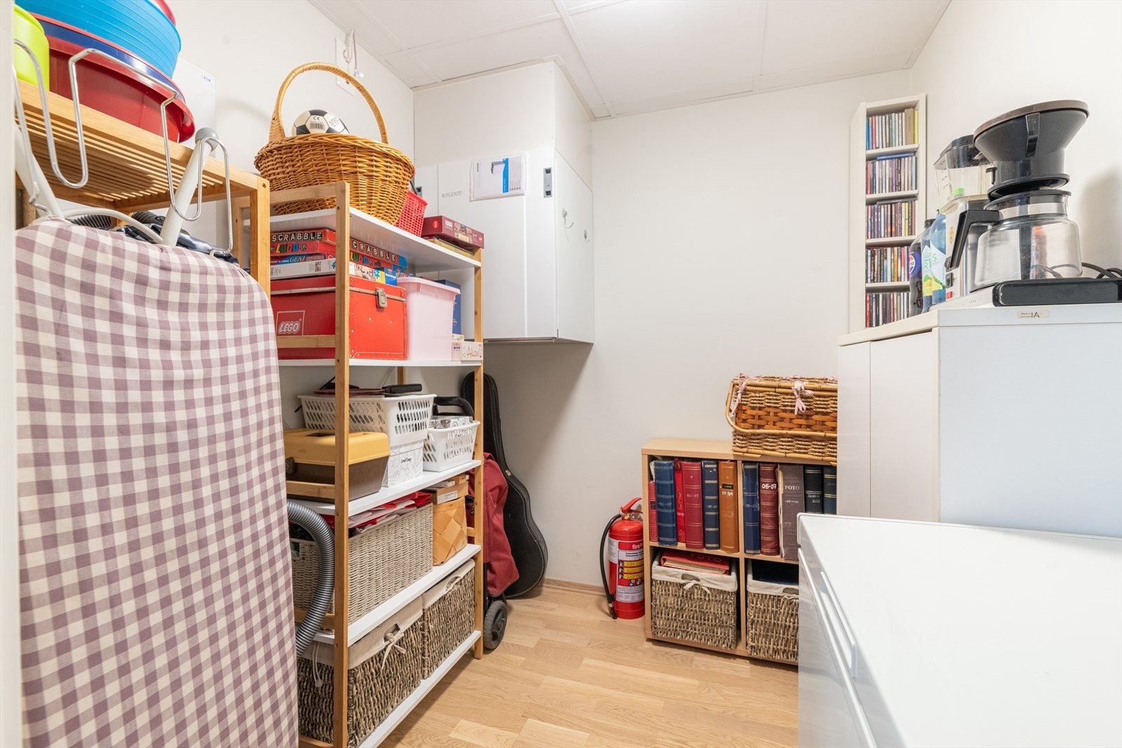 Romslig bod med god plass til oppbevaring. Leiligheten har balansert ventilasjonsanlegg, med aggregat plassert i bod. Også sikringsskap er plassert her. Galleribilde