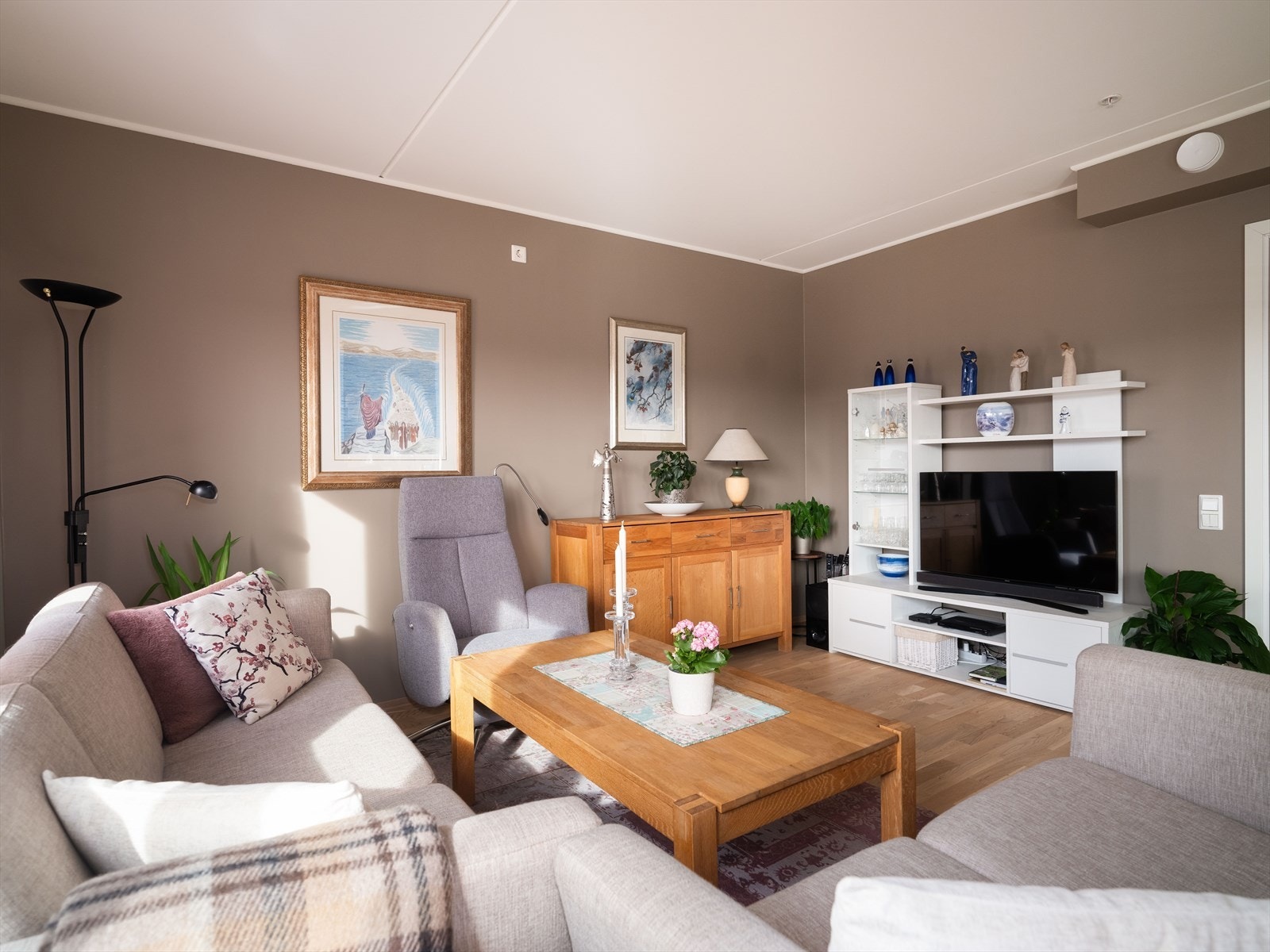 Store vindusflater som slipper inn godt med naturlig lys. Galleribilde