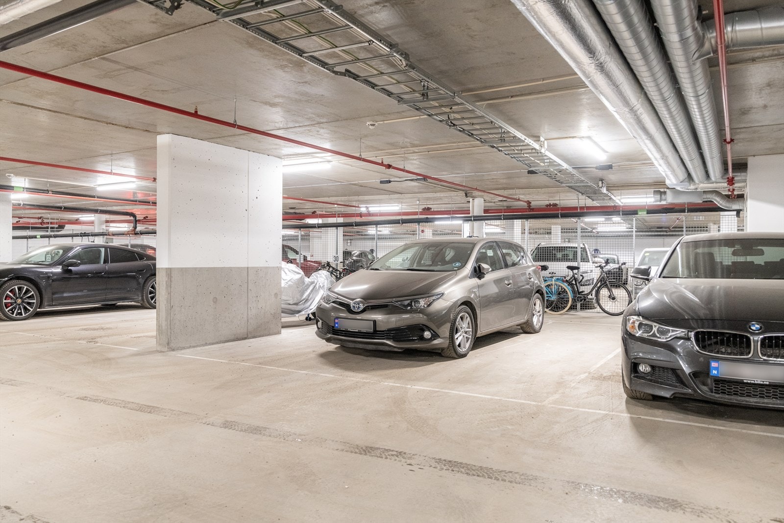 Leiligheten disponerer egen parkeringsplass og bod i felles garasjekjeller. Galleribilde