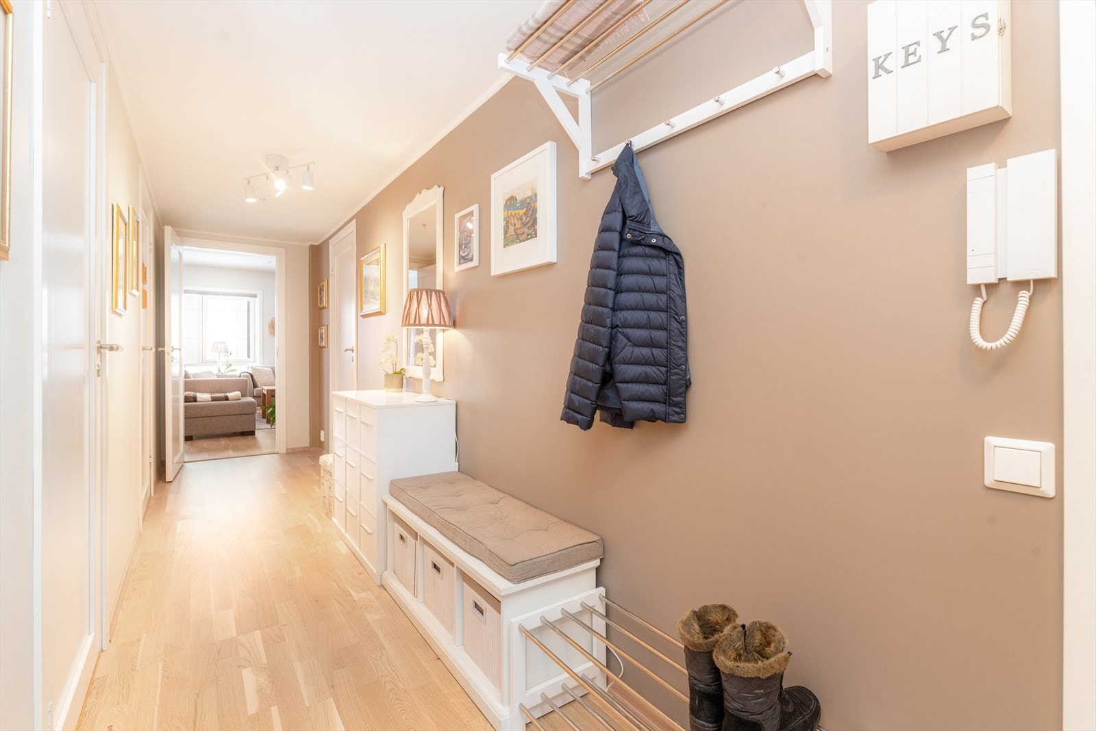 Velkommen inn! Pen og romslig entré med fin plass til oppbevaringsmøblement og praktisk porttelefon som gjør det enkelt å slippe inn besøkende. Galleribilde