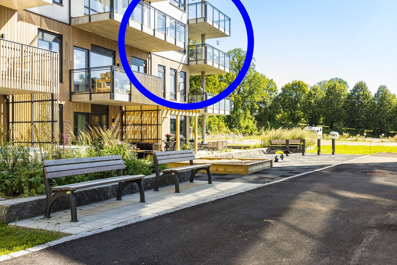 Området er pent og parkmessig opparbeidet med grøntarealer, bed og prydbusker, samt trær, asfalterte internveier og grusede gangstier. Galleribilde