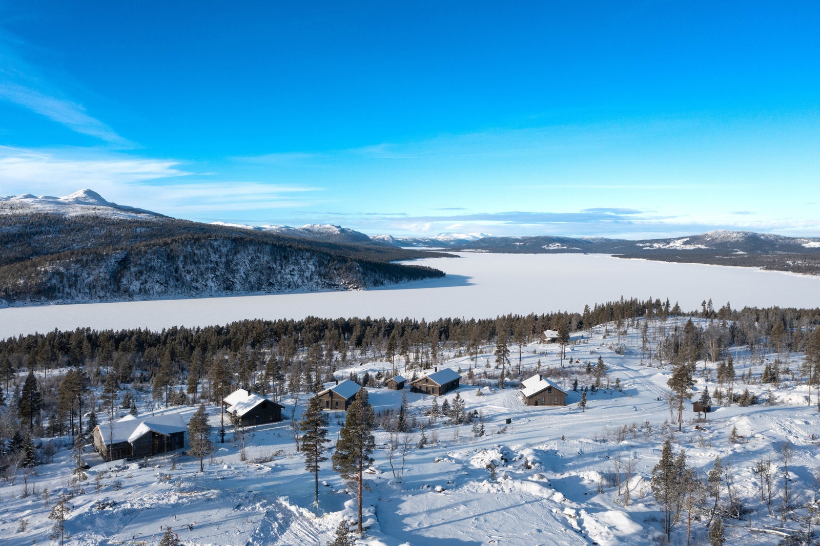 Majestetiske fjell så vel som Tunhovdfjorden troner utsiktsbilde Galleribilde
