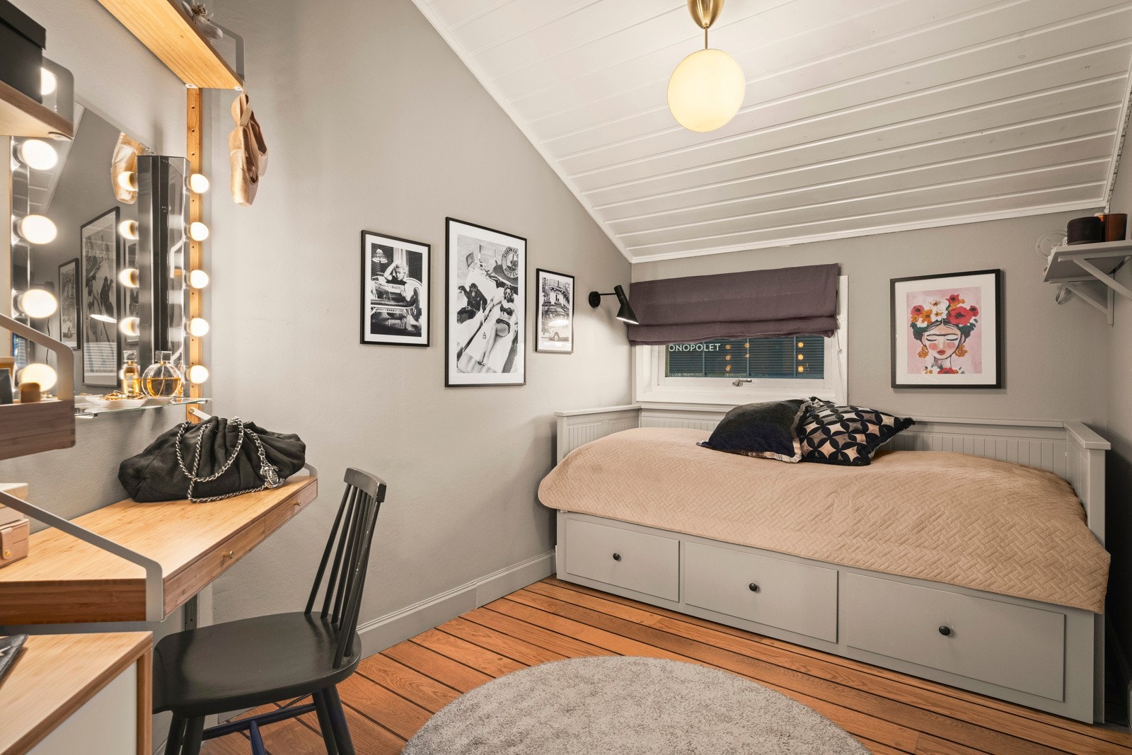 Det første av de 2 soverommene i hovedetasjen. God plass til seng, garderobe og skrivebord. Galleribilde