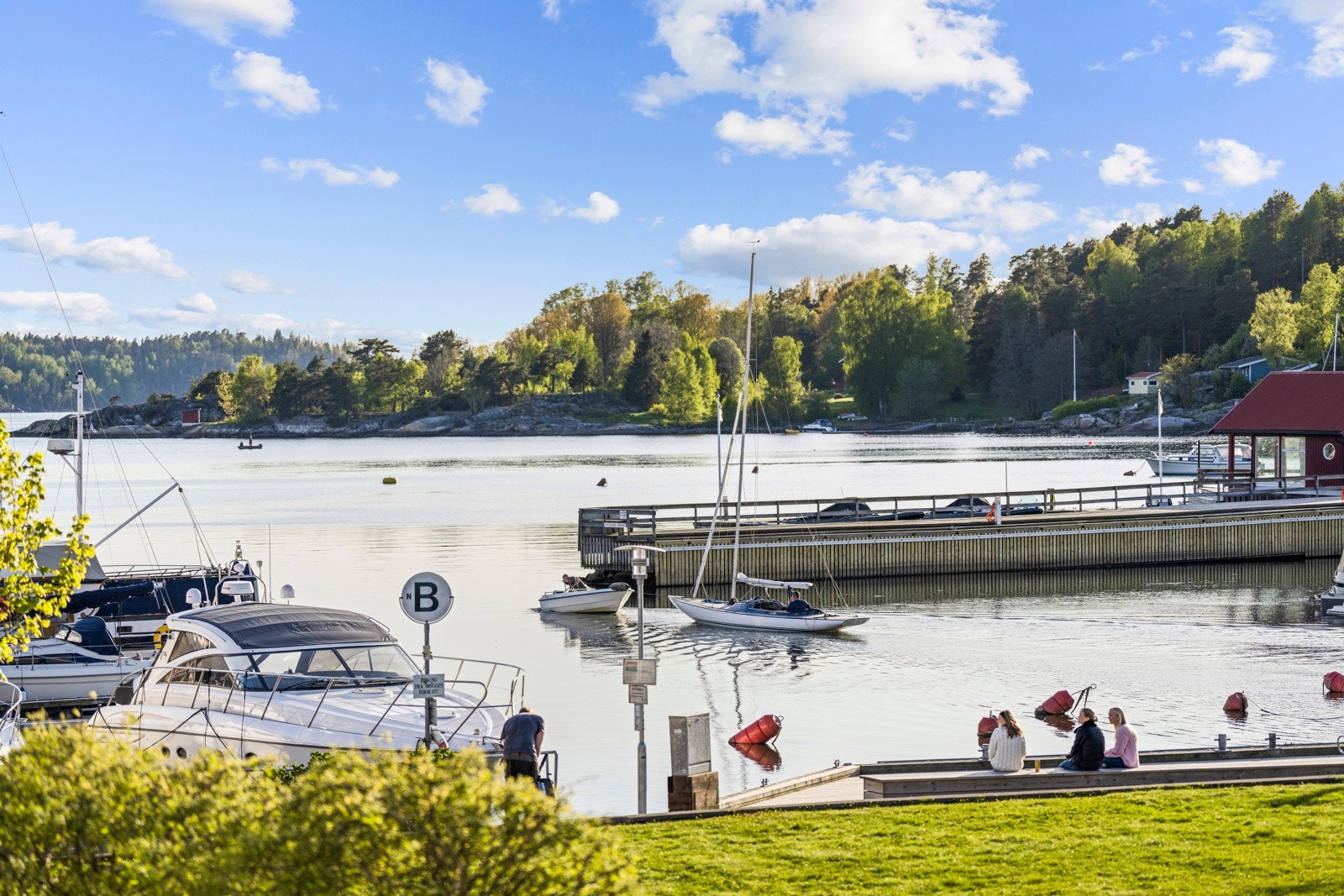 En herlig maritim atmosfære med flott utsikt mot sjøen. Kun et steinkast til disponibel båtplass. Galleribilde