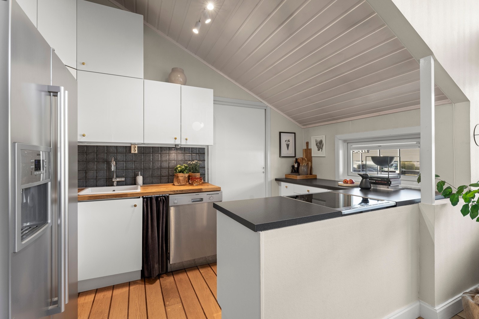 Godt med skap- og benkeplass. Galleribilde