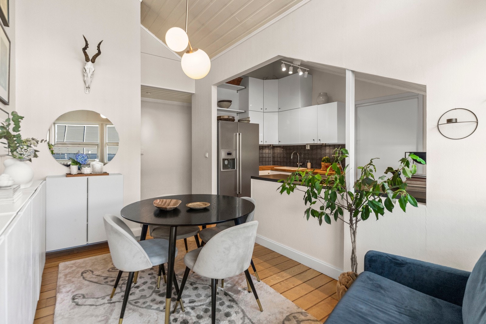 Videre adkomst til praktisk bod/pantry og vaskerom på innsiden av kjøkkenet. Galleribilde