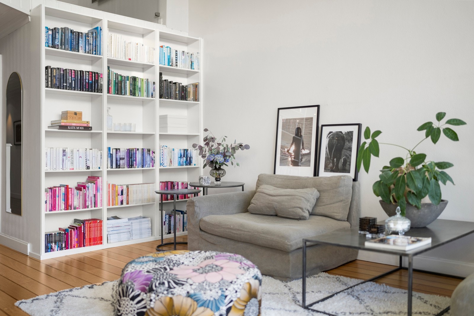 Hyggelig lesekrok med plassbygget innredning. Galleribilde