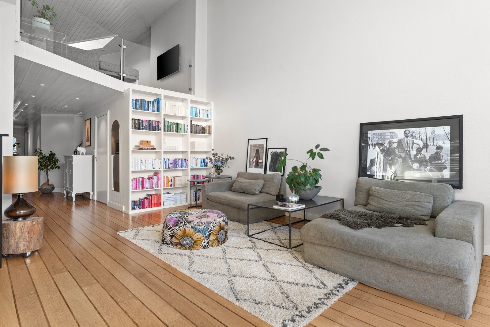 God plass til dagligstue. Dagens eier benytter loftstuen på mesaninen som TV-stue. Galleribilde