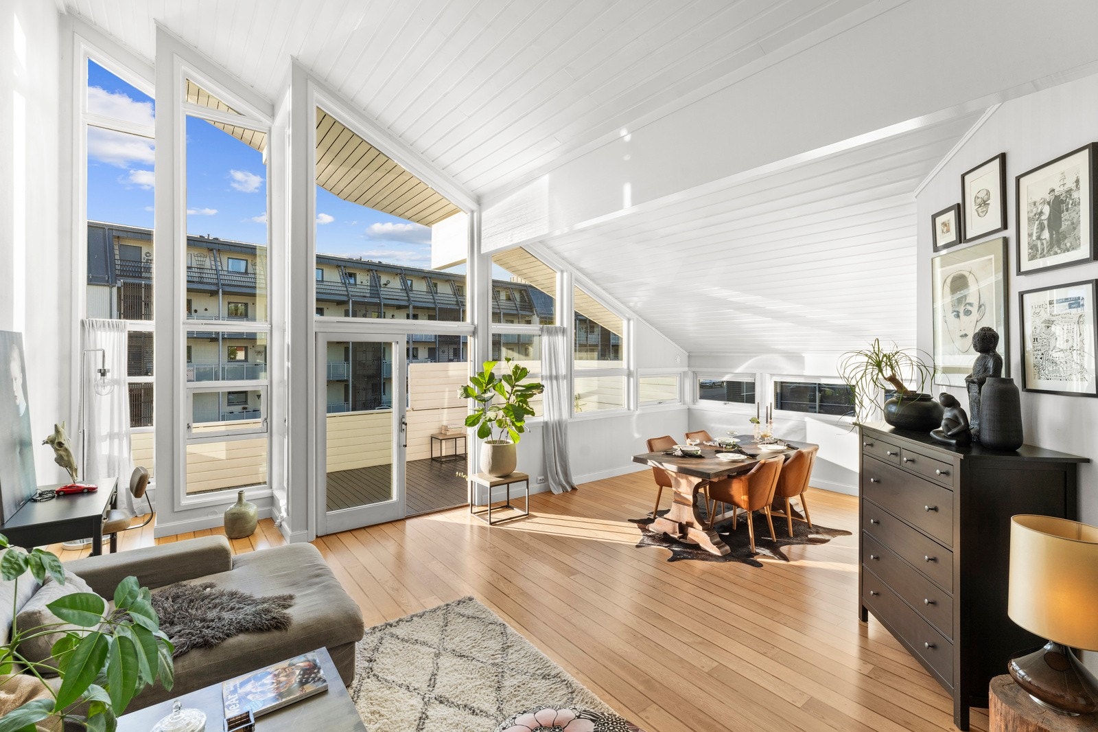 God plass til dagligstue, spisestue og flere soner. Utgang til vestvendt veranda. Galleribilde