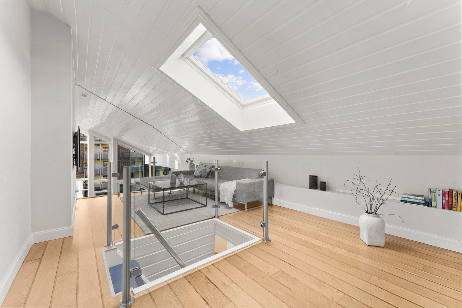 Vi tar turen opp på mesaninen. Loftstue som i dag benyttes til TV-stue. Galleribilde