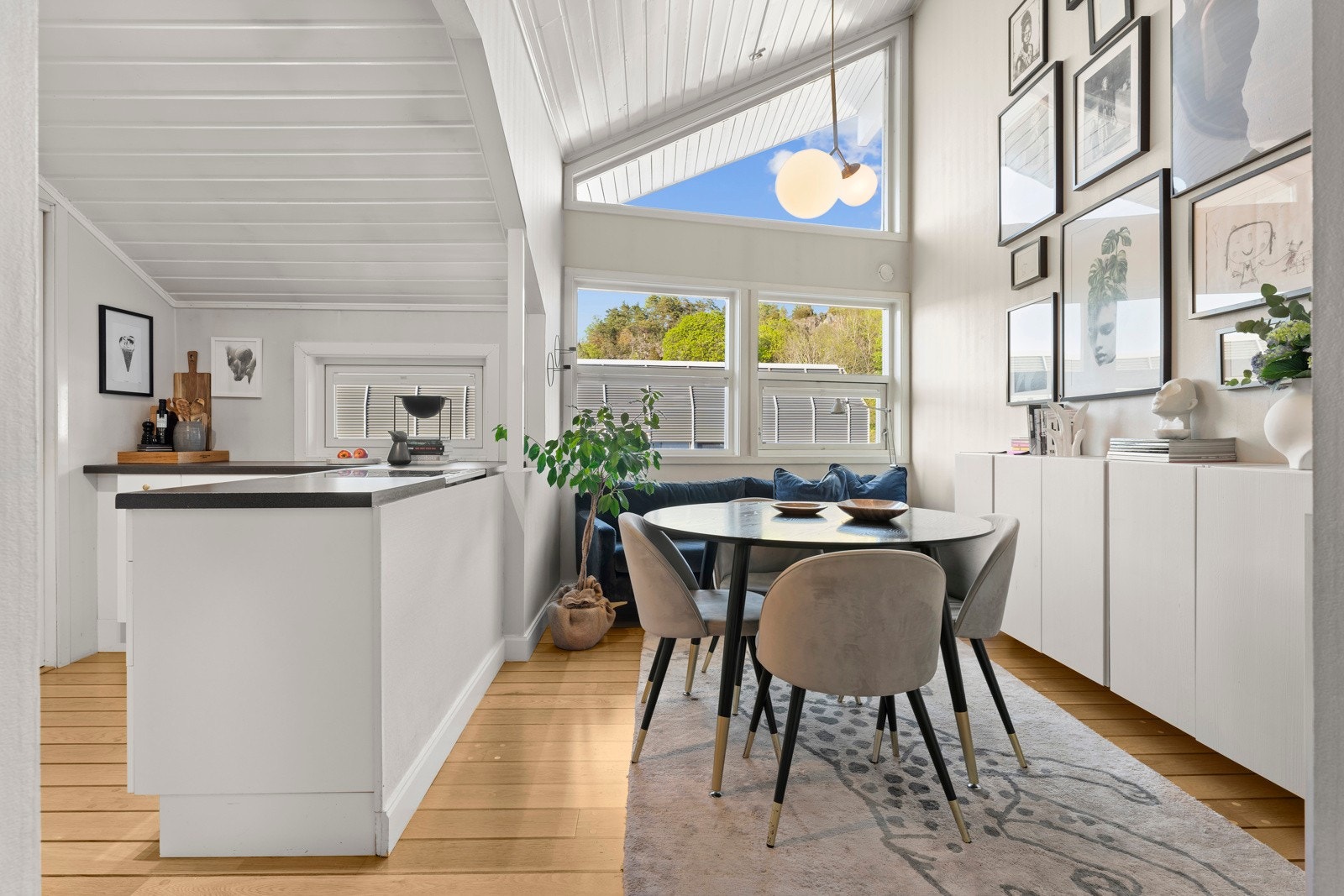 Innholdsrikt kjøkken med spiseplass også her. Herlig takhøyde og lysinnslipp. Galleribilde