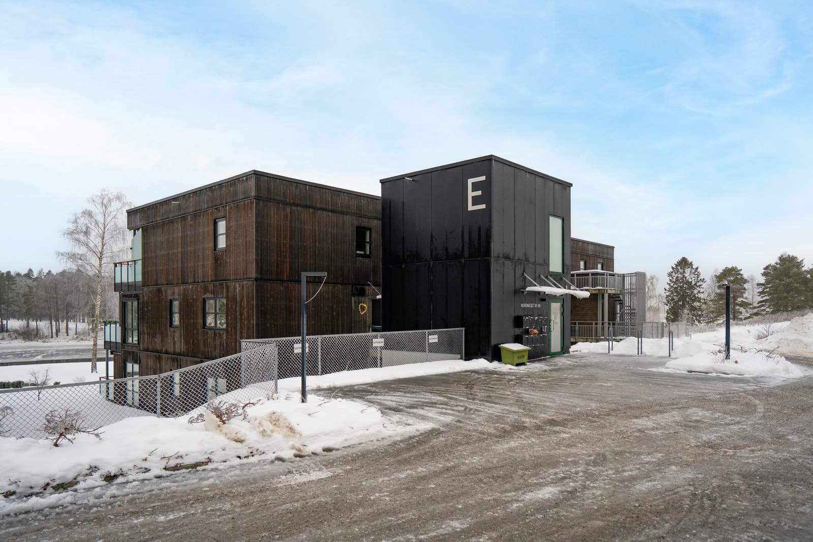 Det er inngang til andre etasje fra bakkeplan, og via entré med heis, samt utgang til svalgang. Galleribilde