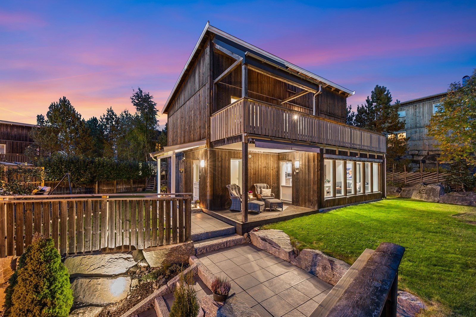 Boligen er utstyrt med solceller på deler av taket og kakkelovn i stuen, som bidrar til det vannbårne varmesystemet. Galleribilde