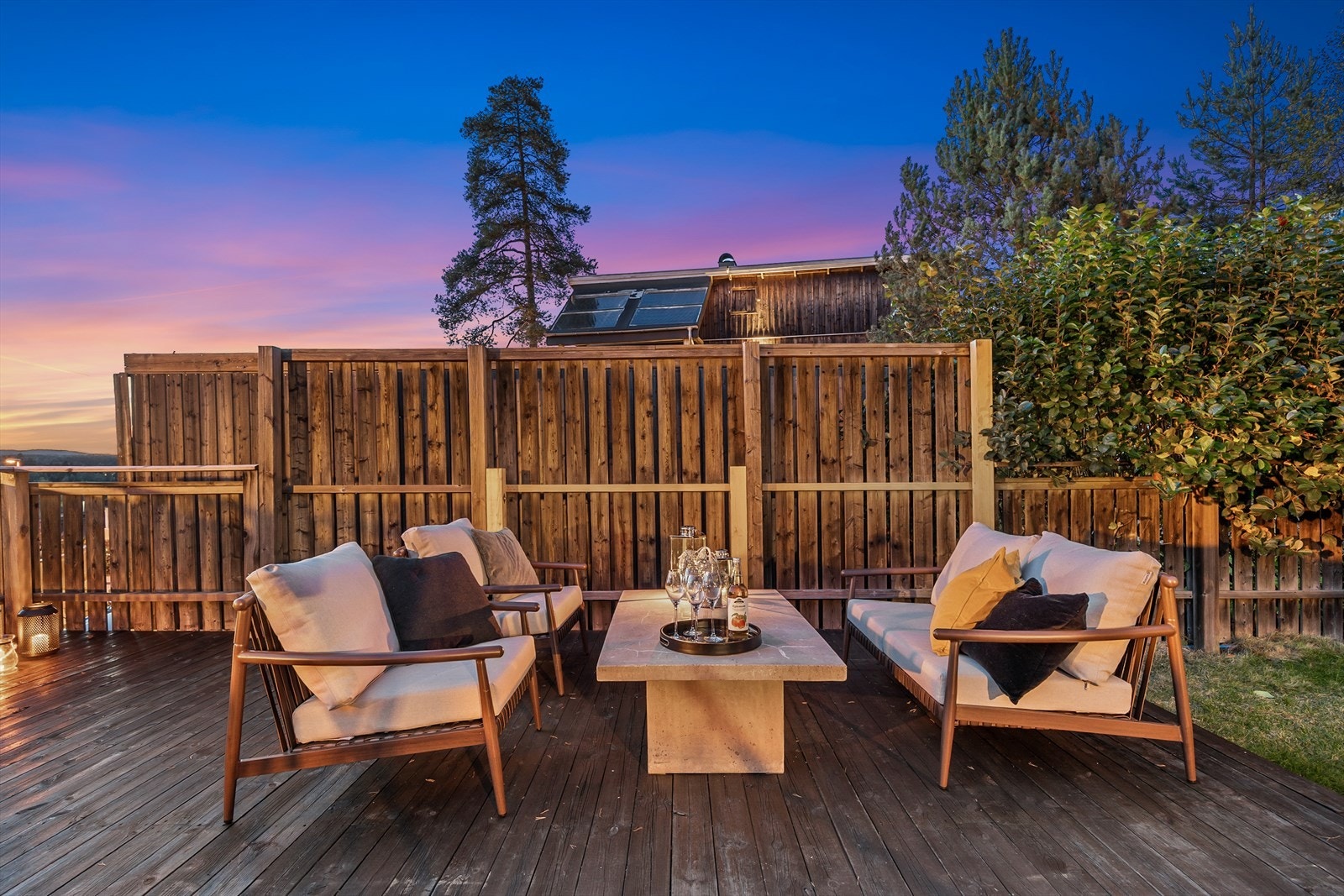 Terrassen er bygget i impregnert trevirke og gir god plass for sosiale sammenkomster. Galleribilde