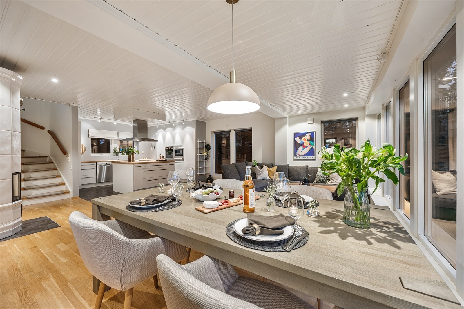 Gulvene har tre-stavs parkett og vannbåren gulvvarme som gir en jevn og behagelig temperatur. Galleribilde