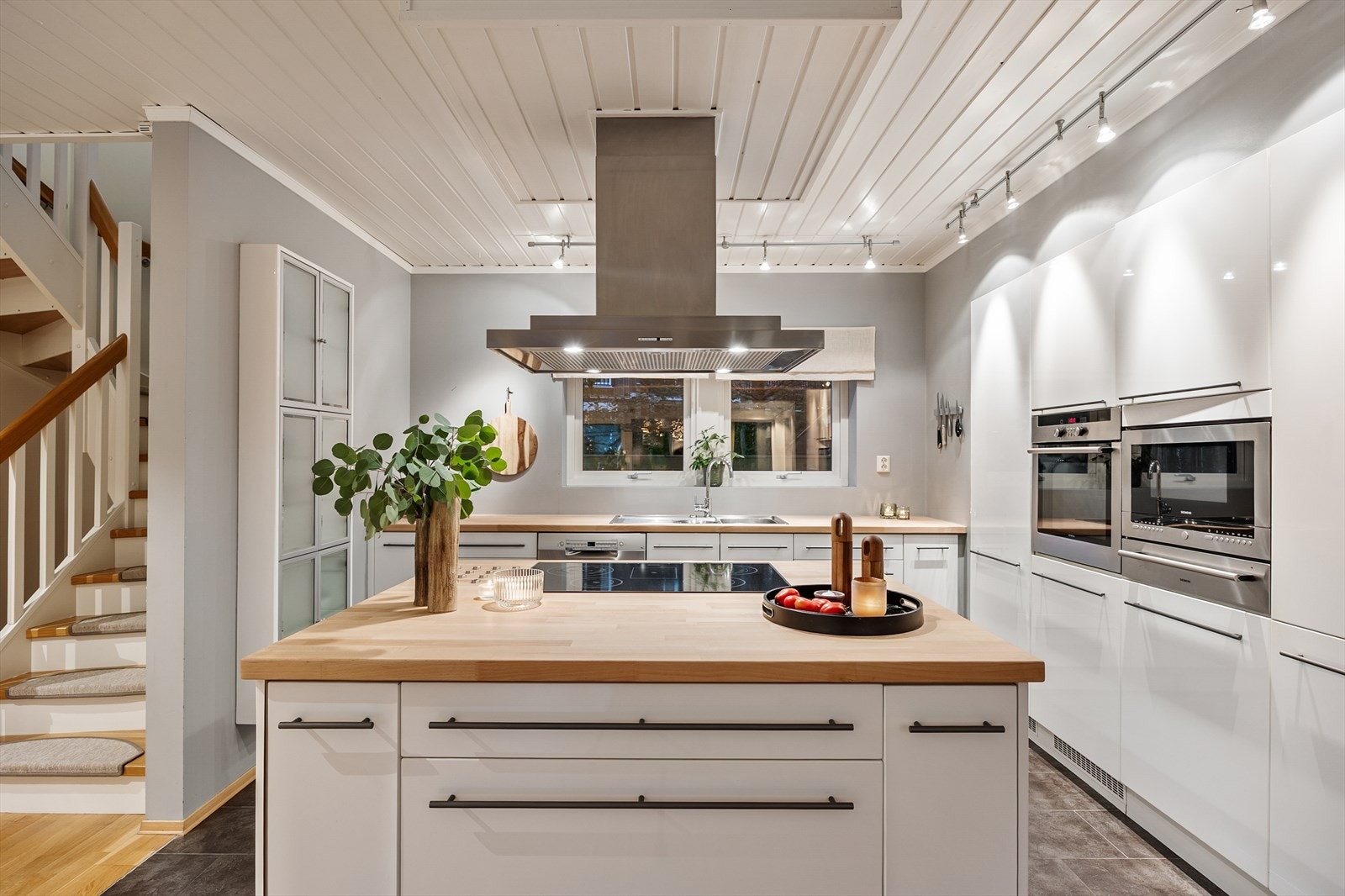 Benkeplaten i eik gir en varm kontrast til de hvite frontene. Galleribilde