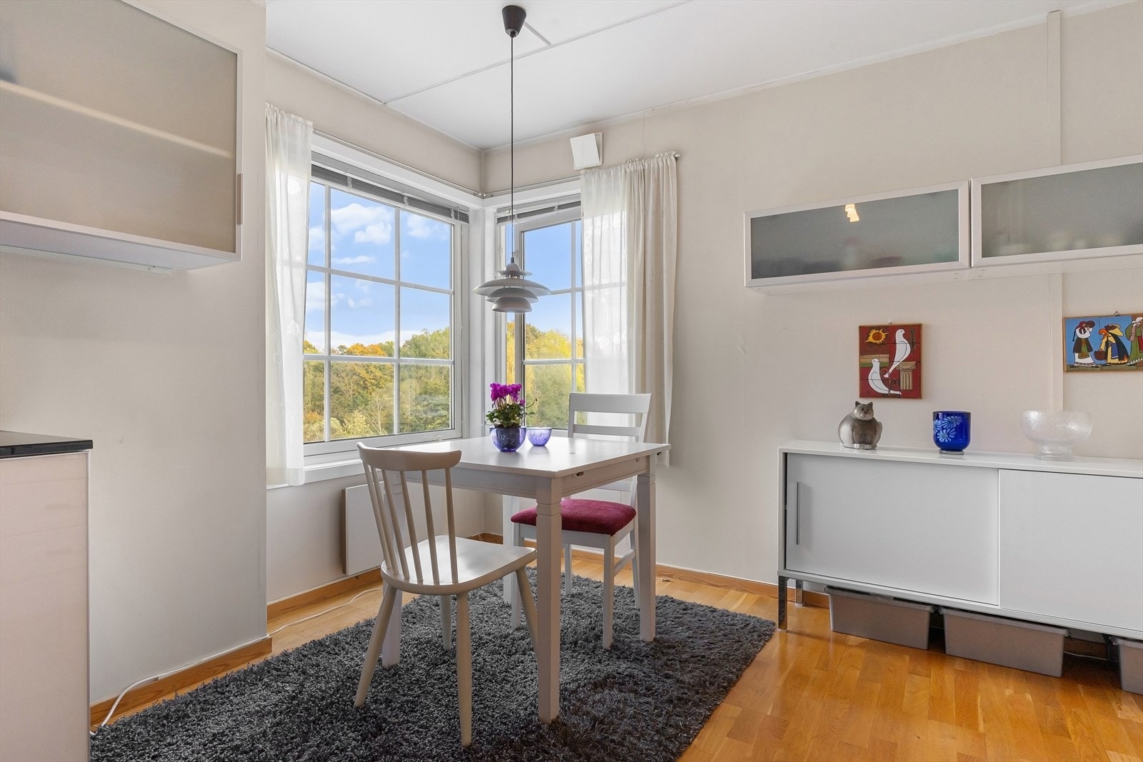 Trivelig spiseplass med vinduer i to retninger. Galleribilde