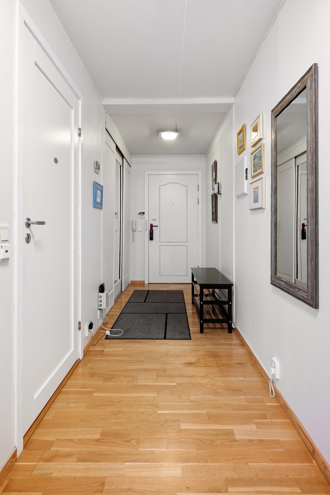 Entre/gang. Skyvedørsgarderobe Galleribilde