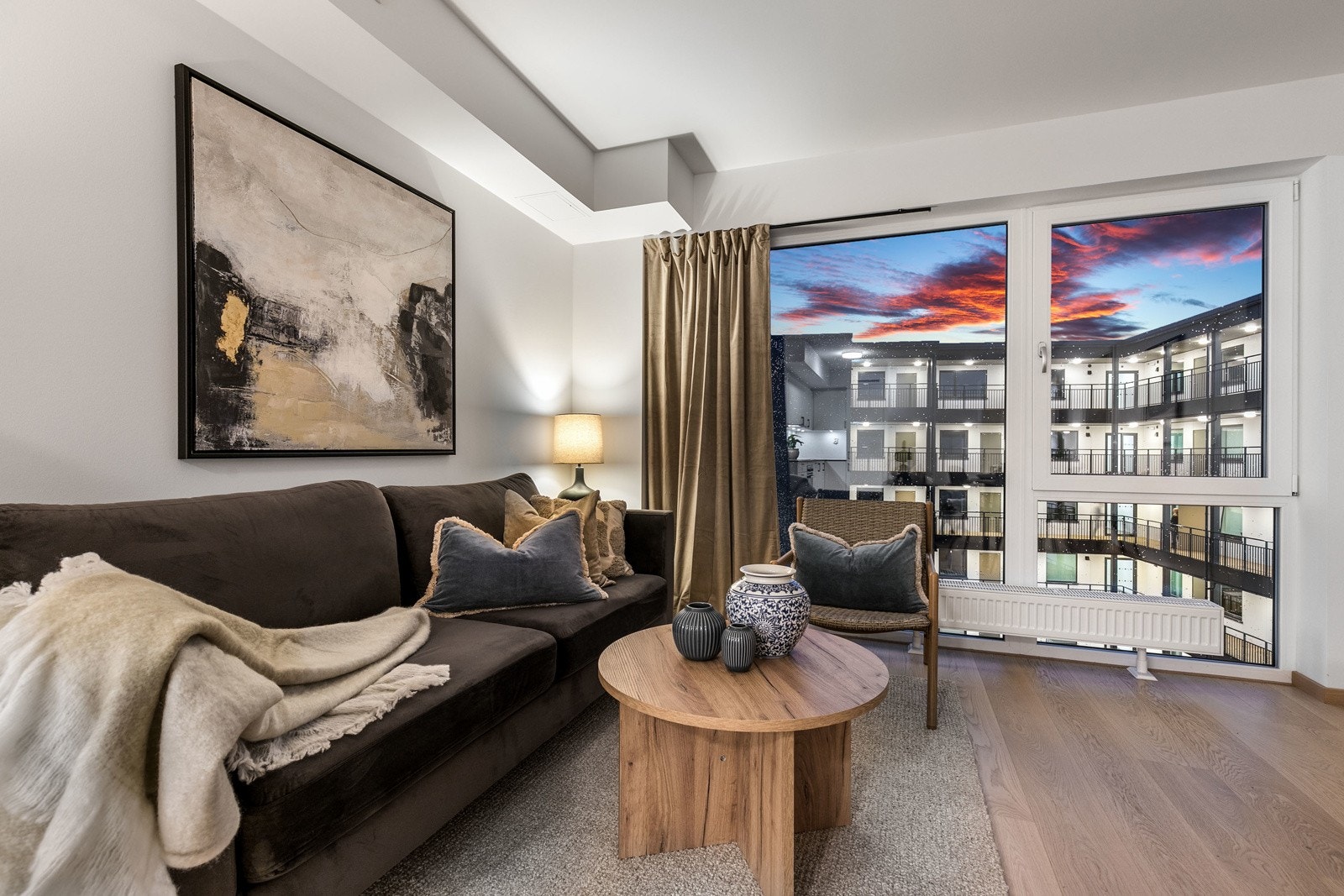 Leiligheten har en gjennomført høy standard, med 1-stavs hvitpigmentert eikeparkett og listfrie vindussmyg. Galleribilde