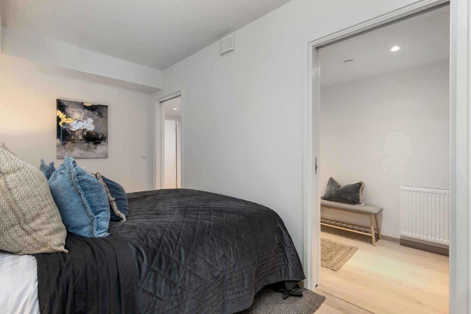 Flott soverom 2 med god plass til dobbeltseng med tilhørende nattbord Galleribilde