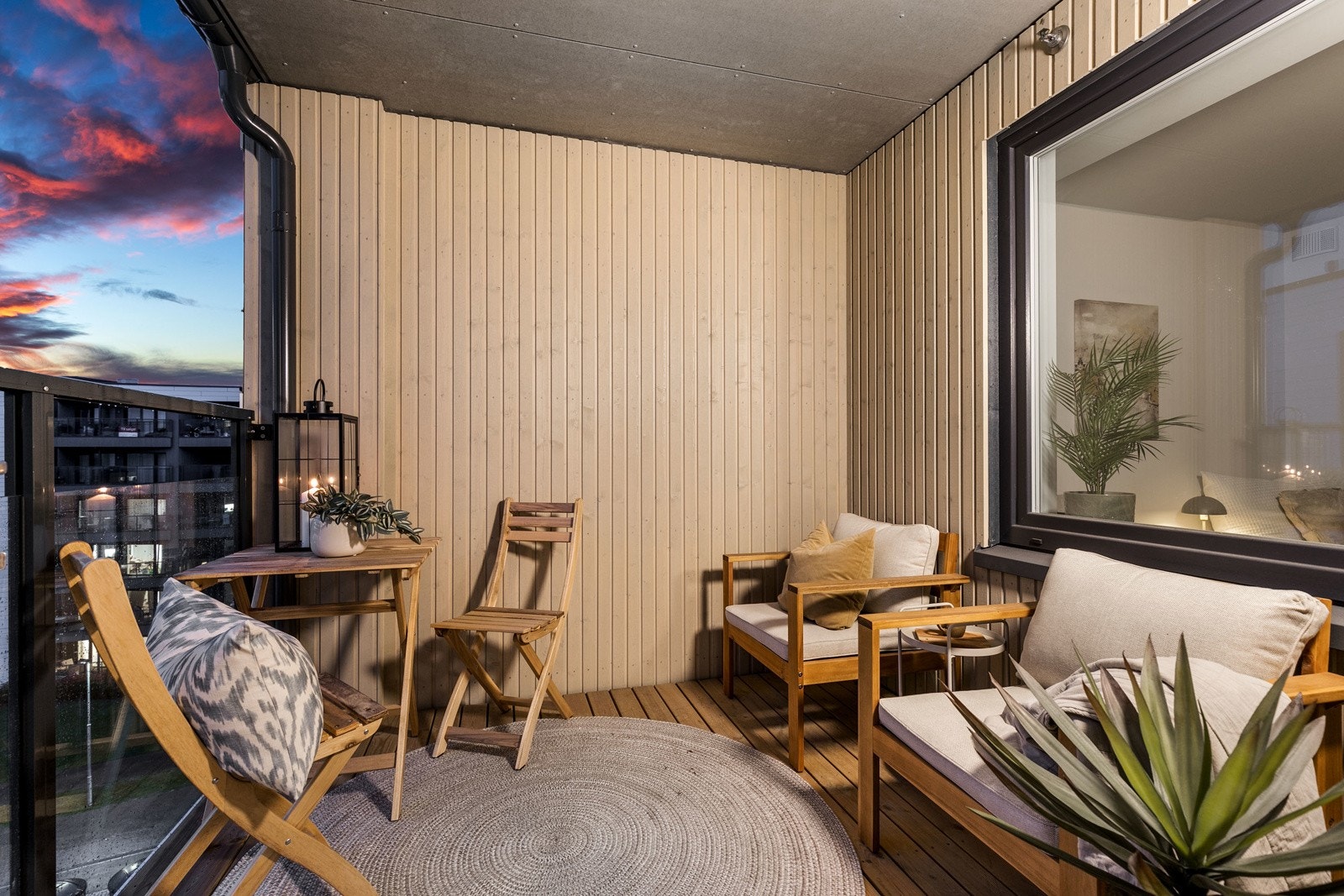 Utgang til en sydvestvendt balkong på 6 kvm Galleribilde