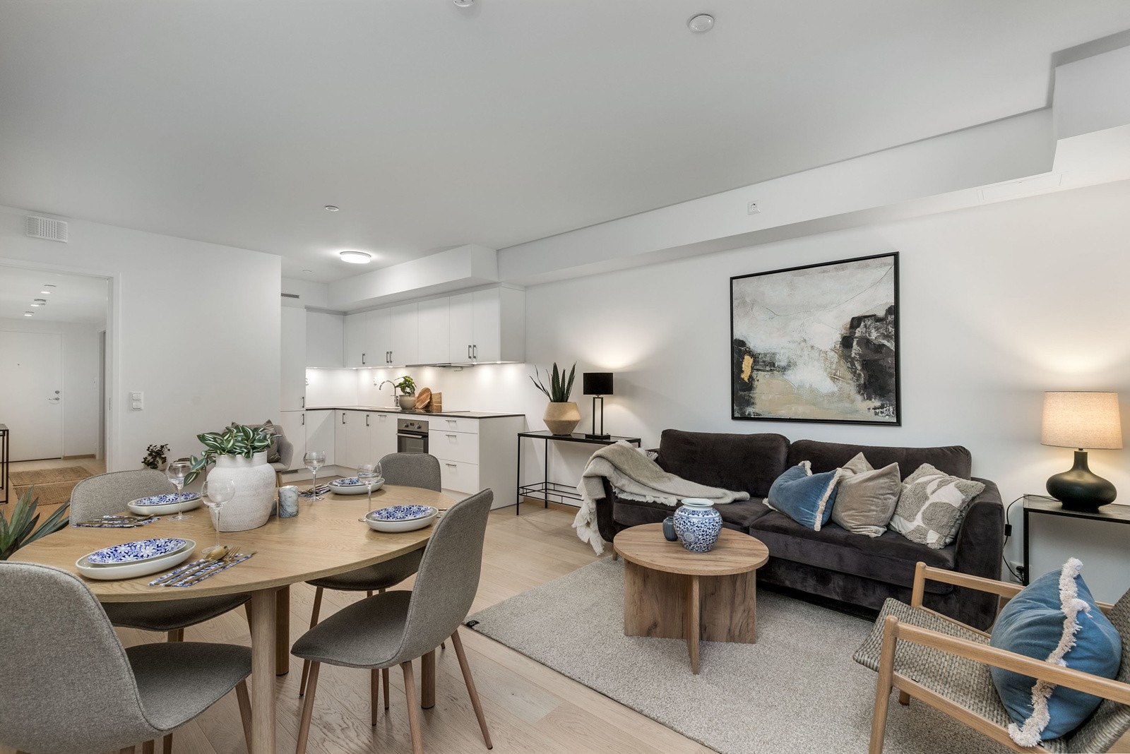 Fin avsatt plass til å sette inn et spisebord mellom stuen og kjøkkenet Galleribilde