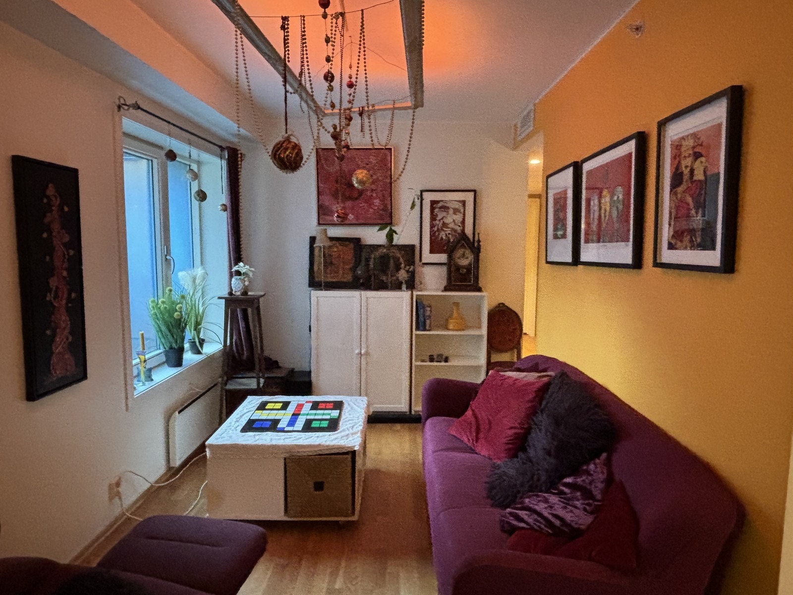 Stue i åpen løsning med kjøkken. Videre fra stuen har man adkomst til hovedsoverom. Galleribilde