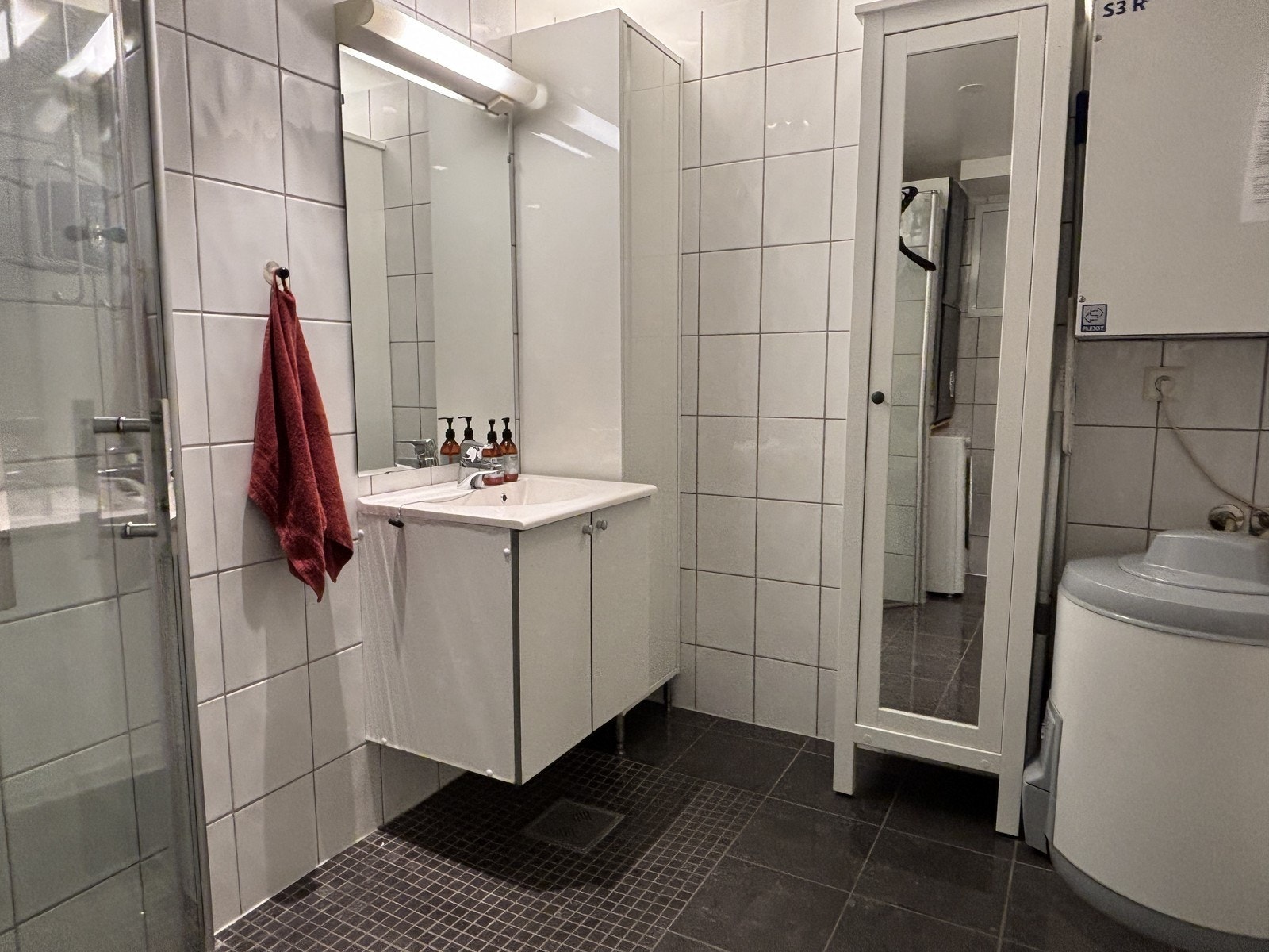 Boligens baderom er helfliset på vegger og gulv. Galleribilde