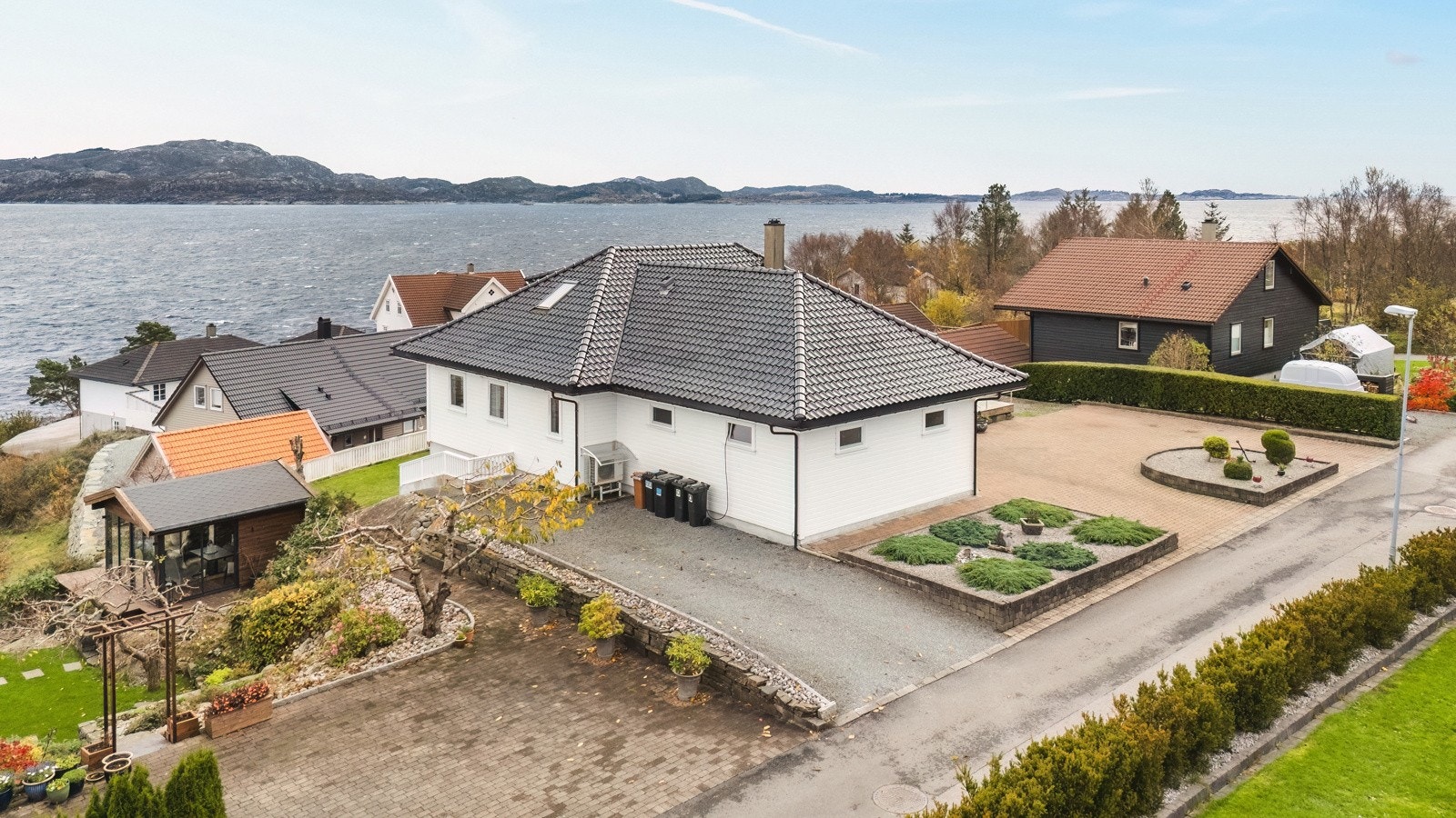 Fredelig og idyllisk beliggenhet med nydelig sjøutsikt Galleribilde