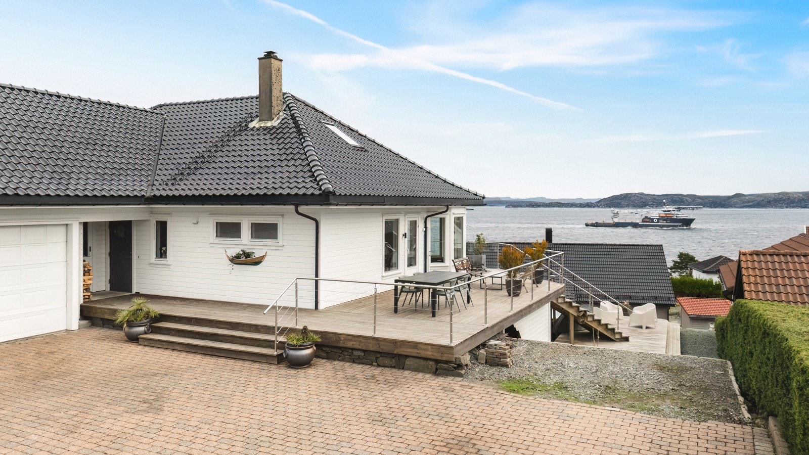 Gjennomførte utvendige oppgraderinger med glasert takstein, glass- og stålrekkverk og vedlikeholdsvennlige royalimpregnerte terrassebord Galleribilde