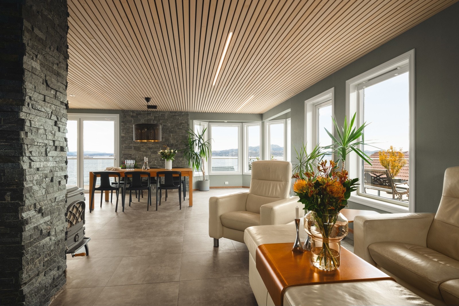 Gulvet er flislagt, og enkelte veggflater er kledd med stilfull skifer som gir et solid og tidløst uttrykk Galleribilde