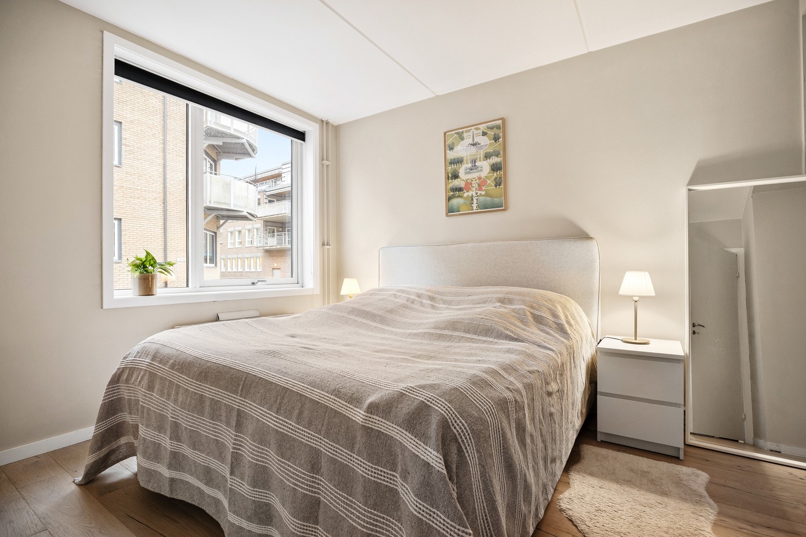 Lyst og fint soverom med god plass til dobbeltseng, nattbord og oppbevaring. Galleribilde