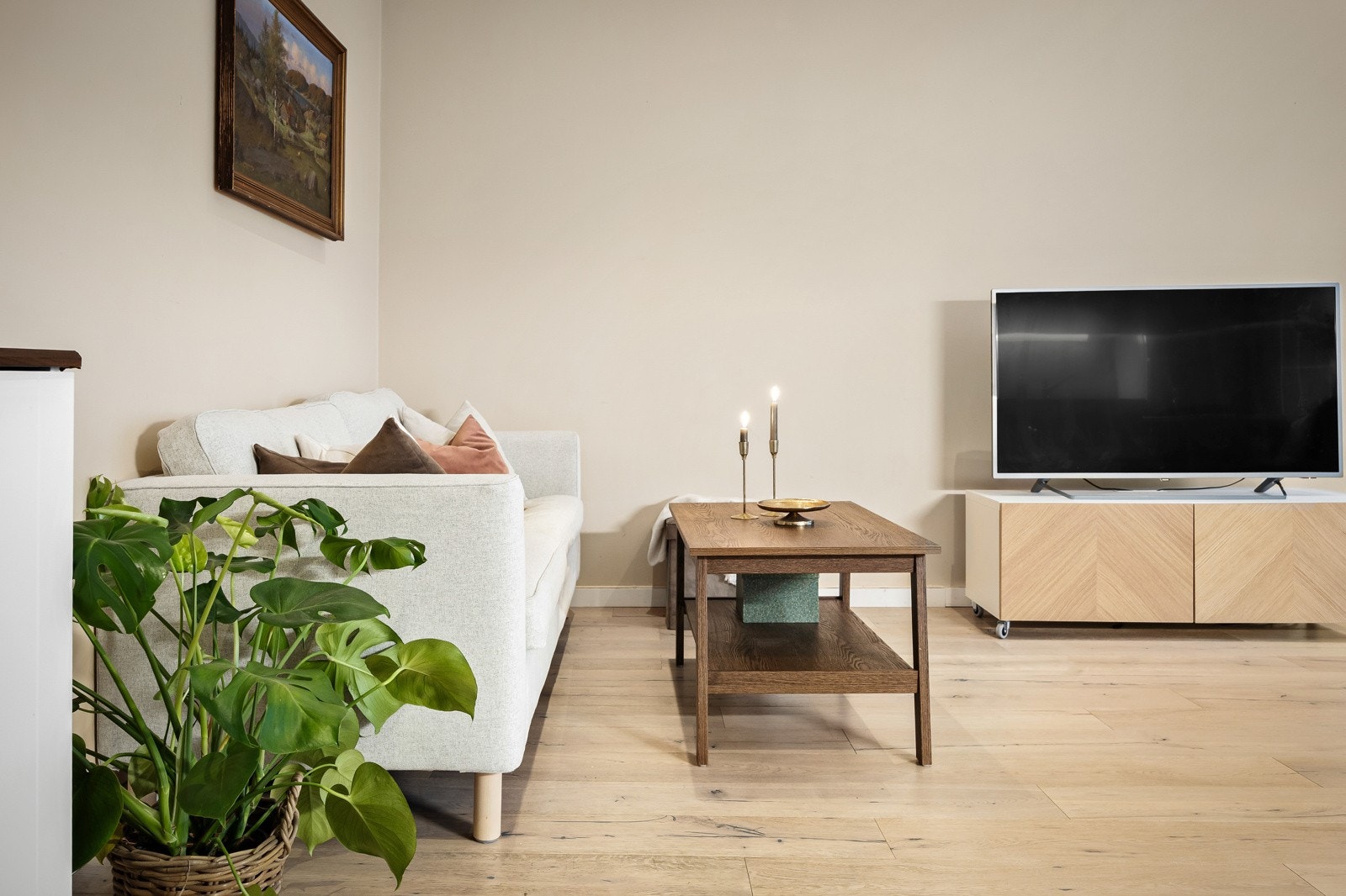 Leiligheten har tidløst interiør med lysmalte overflater, parkettgulv og downlights i flere rom. Galleribilde