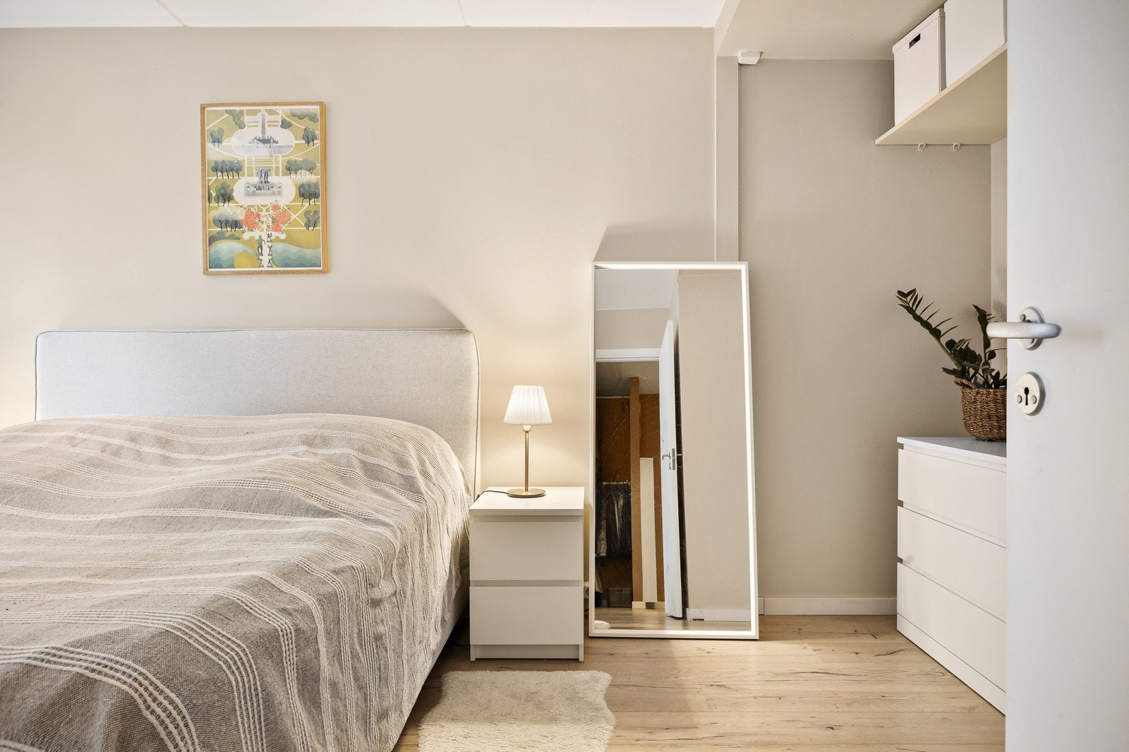 Mulighet for å etablere romslig skyvedørsgarderobe om ønskelig. Galleribilde