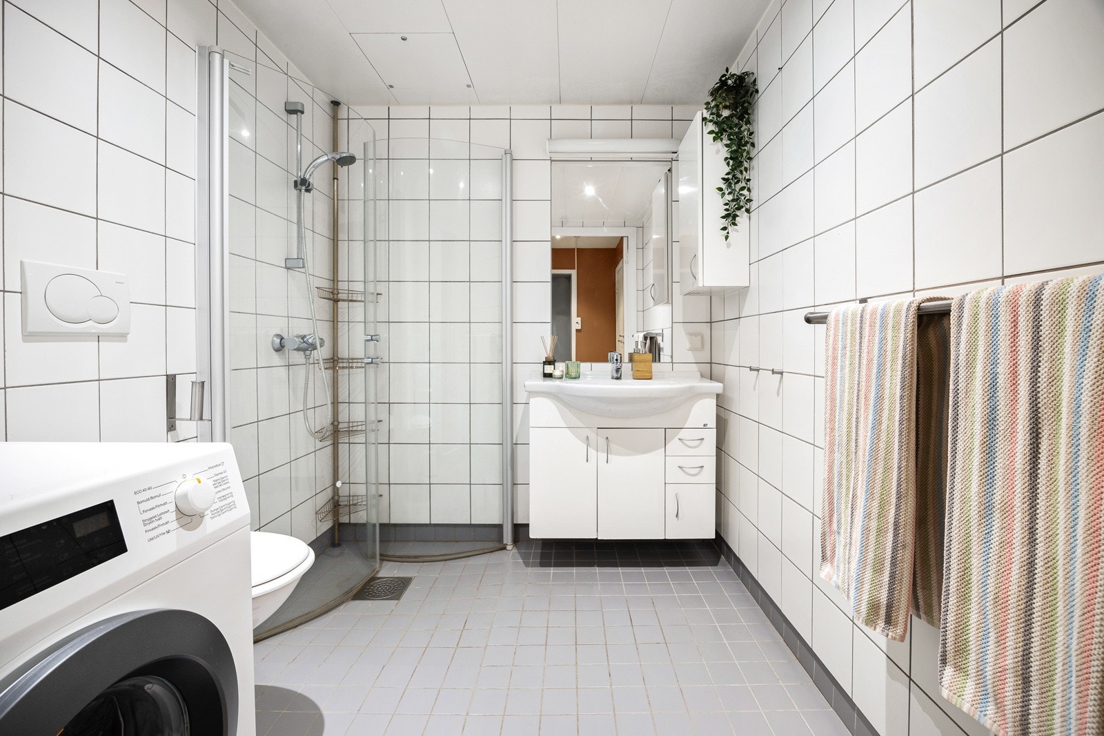 Flislagt bad med varmekabler og downlightsbelysning. Galleribilde