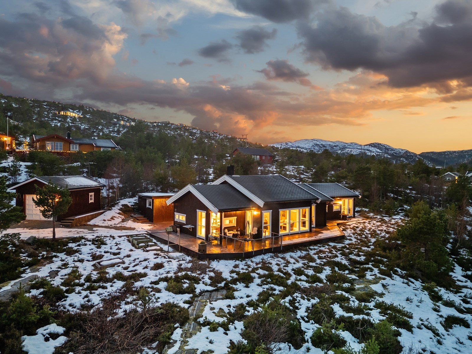 Velkommen til Nordåsen Hyttefelt 72 - en lun, moderne og innbydende hytte over ett plan pluss hems. Galleribilde