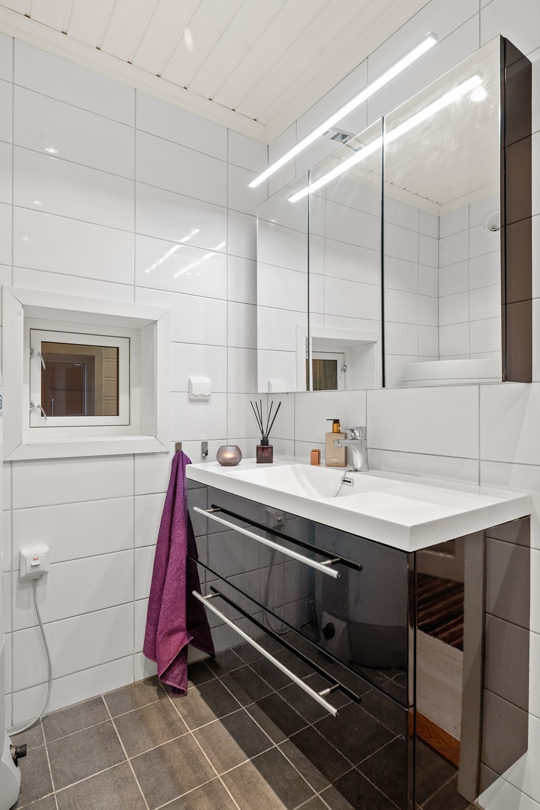 Den moderne innredningen understreker det stilrene uttrykket på badet. Galleribilde