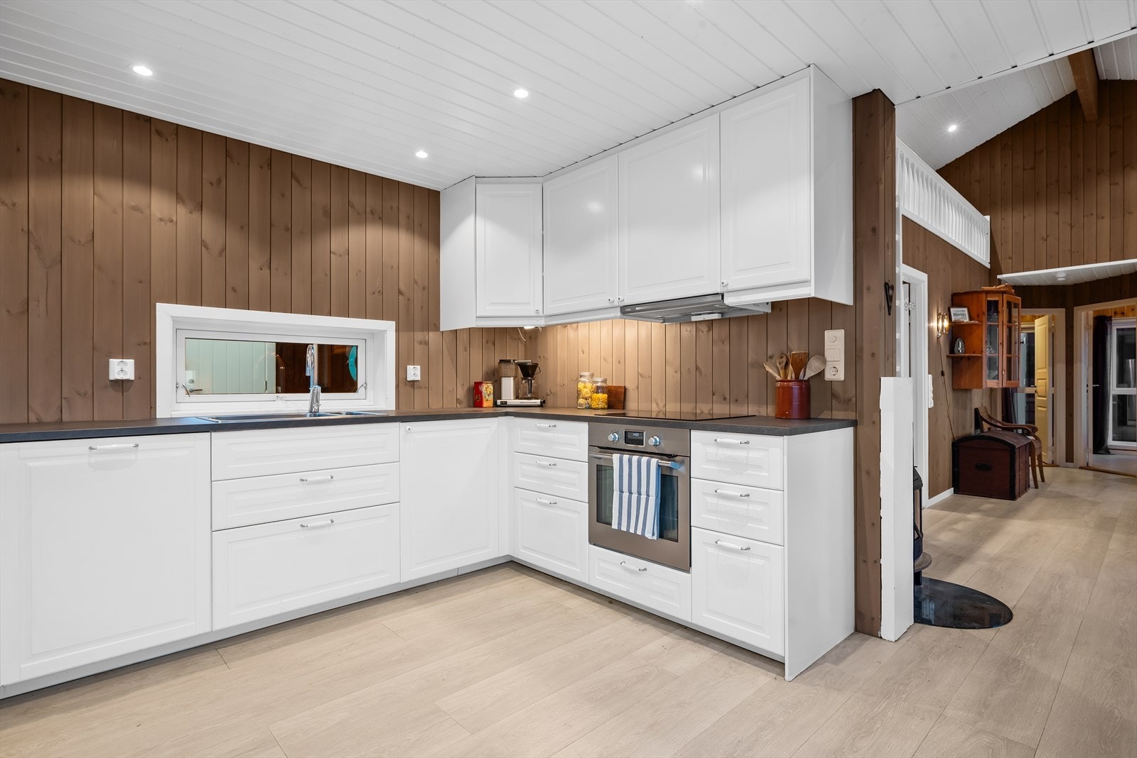 For et luftigere uttrykk er overskap i stor grad droppet til fordel for åpne flater, men det er likevel god skapplass! Galleribilde