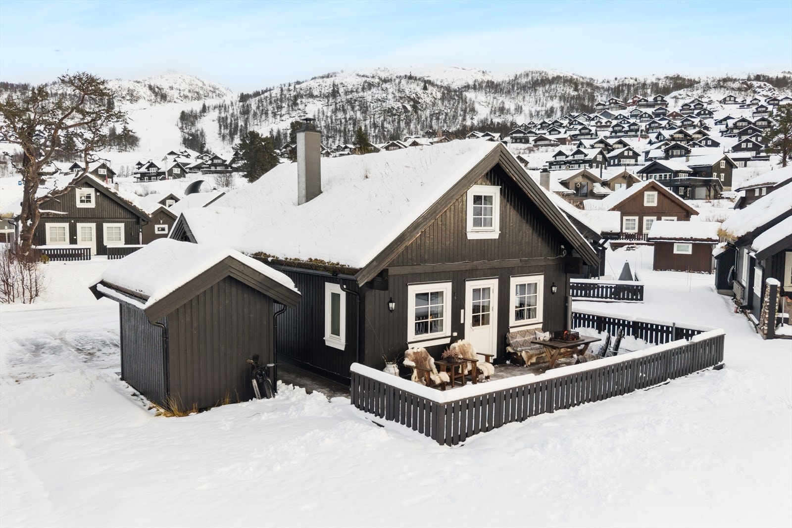 Med umiddelbar tilgang til både langrennsløyper og alpinbakker er dette et perfekt utgangspunkt for en aktiv og opplevelsesrik fjellferie. Galleribilde