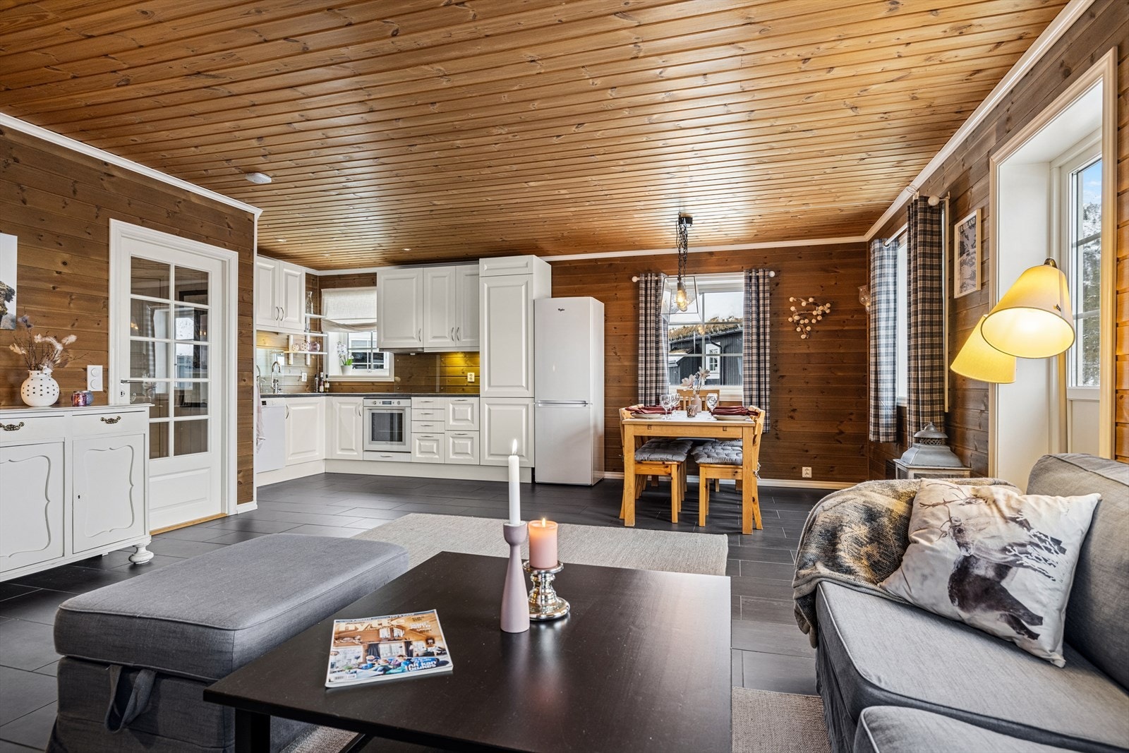 Velkommen til en arealeffektiv og lys fritidsbolig skreddersydd for den aktive familien. Stuen og kjøkkenet i åpen løsning skaper et luftig og innbydende rom, perfekt for det sosiale. Galleribilde