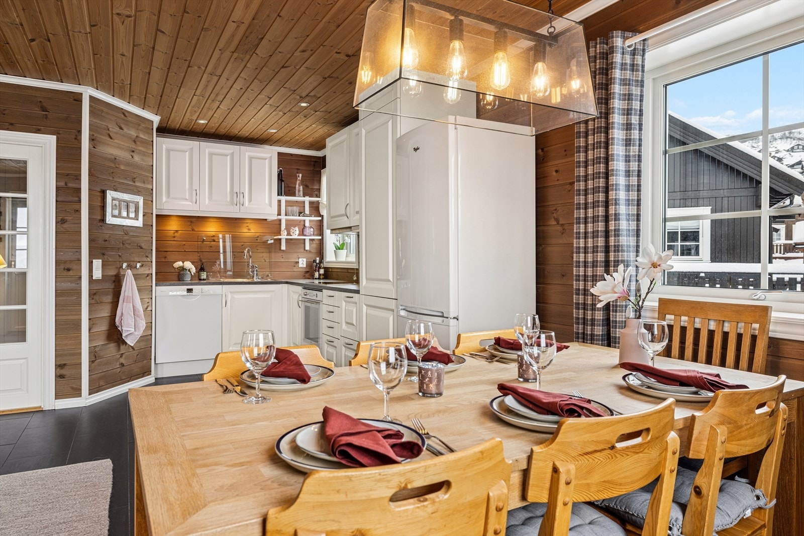 Kjøkken og hyggelig spisesplass med utgang til terrassen. Appstyrt brann- og CO2-måler sørger for full kontroll og varsling til mobil, uansett hvor du befinner deg. Galleribilde