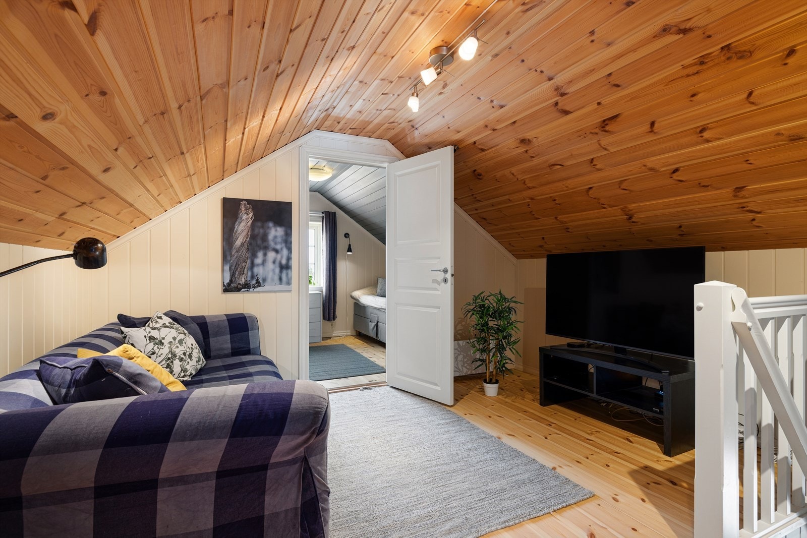I hyttas andre etasje finner du et romslig loftrom som i dag er innredet som en stue. Et flott sted å trekke seg litt tilbake - perfekt for familiens yngste. Fra loftstuen er det enkel tilgang til romslig lagring i kneveggene. Galleribilde