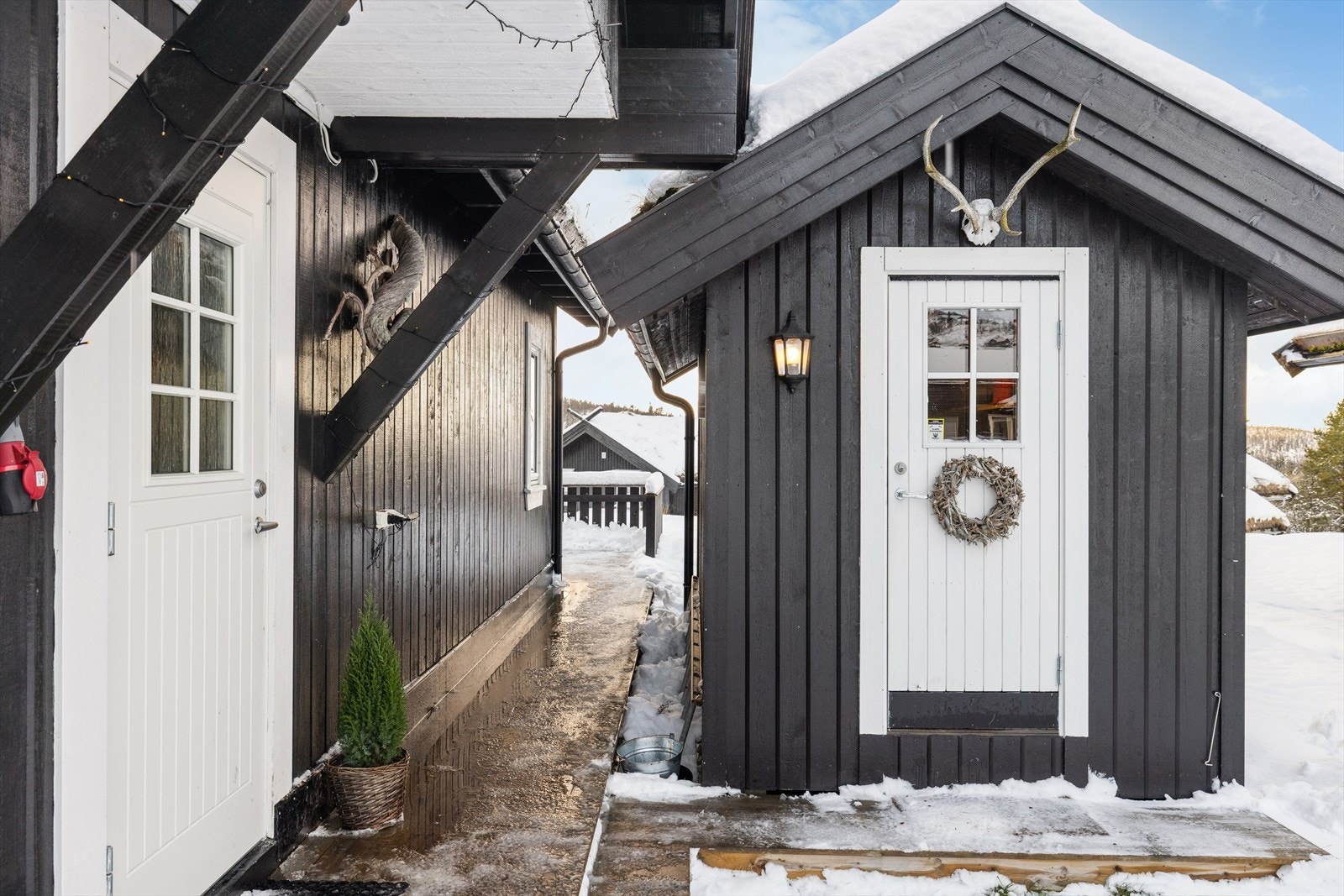 Hytta går over to plan og inneholder entré, to stuer, kjøkken, fire soverom, bod, bad samt frittstående utebod. Galleribilde