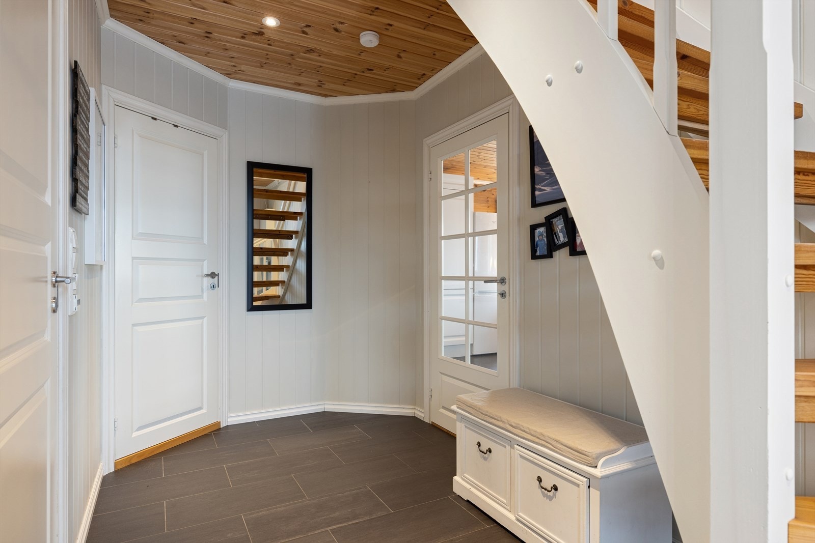 Romslig, flislagt entré med gode oppbevaringsmuligheter og god plass til av- og påkledning, samt praktiske varmekabler i gulvet. Galleribilde