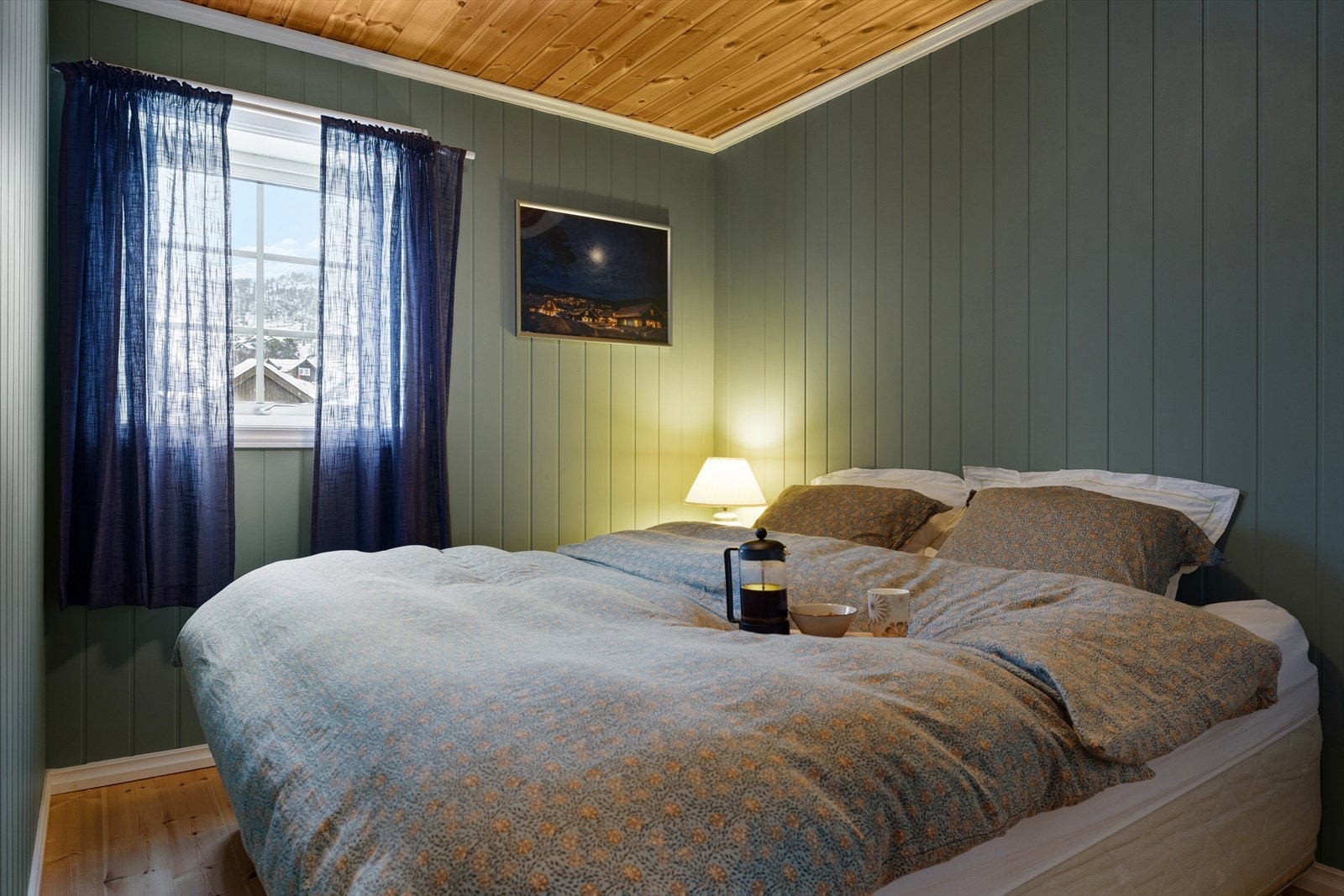 Soverom med god boltreplass. Rommet har en størrelse som gjør det enkelt å møblere med stor seng og tilhørende nattbord. Galleribilde