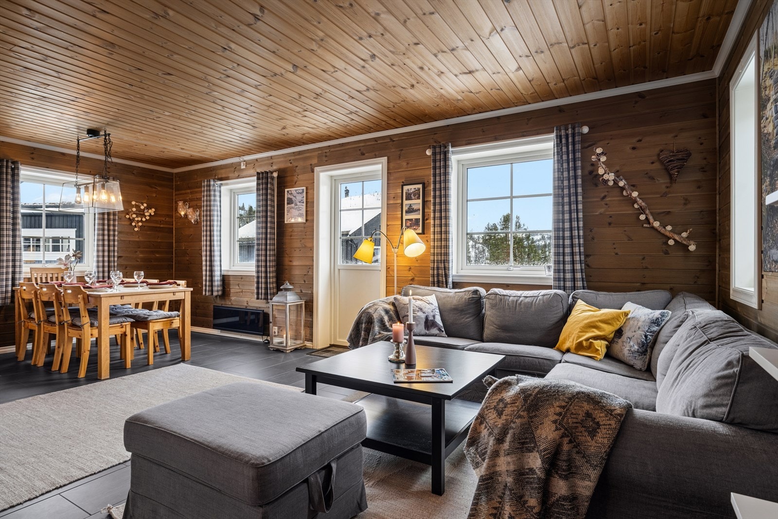 Sosialt fellesskap. Her kan kokken holde praten i gang med resten av selskapet mens middagen forberedes. Galleribilde