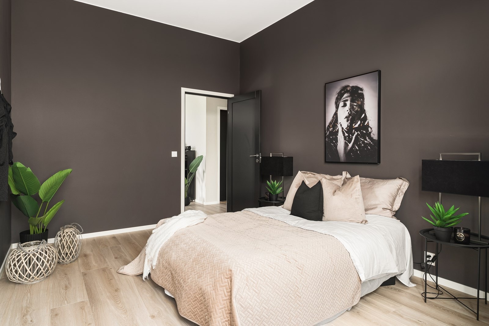 Soverom med stilrene detaljer. Perfekt for avslapning og gode netter. En harmonisk atmosfære for rolig søvn. Fra dette soverommet er det inngang til eget bad. Galleribilde