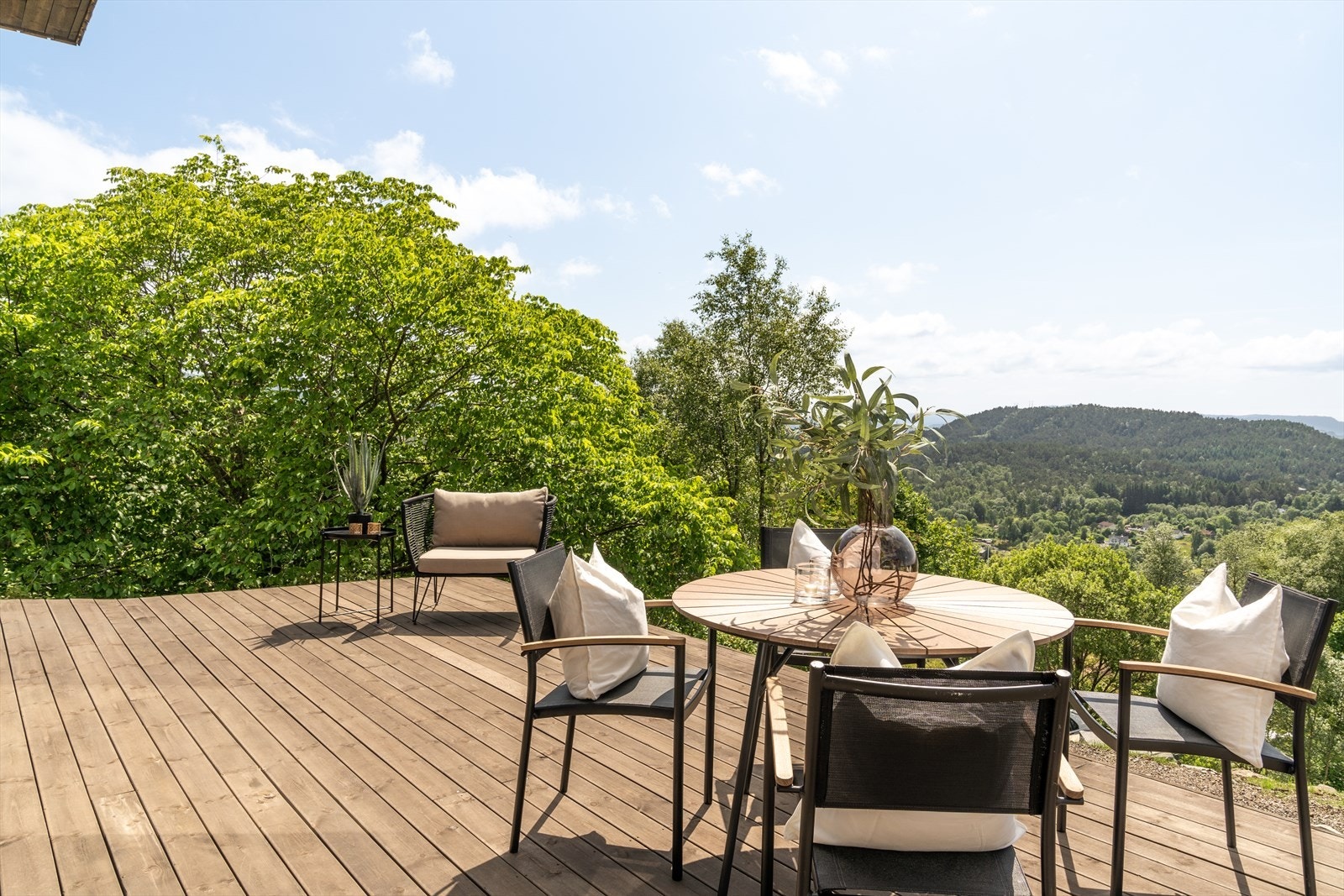 Terrassen er ideell for rolige stunder og/eller sosialt samvær. Galleribilde