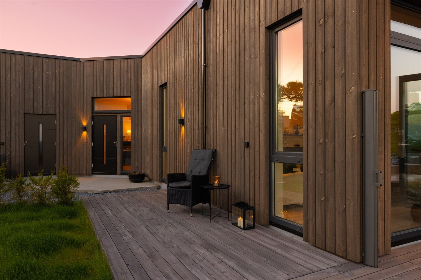 Innbydende inngangsparti med flott utebelysning. Galleribilde