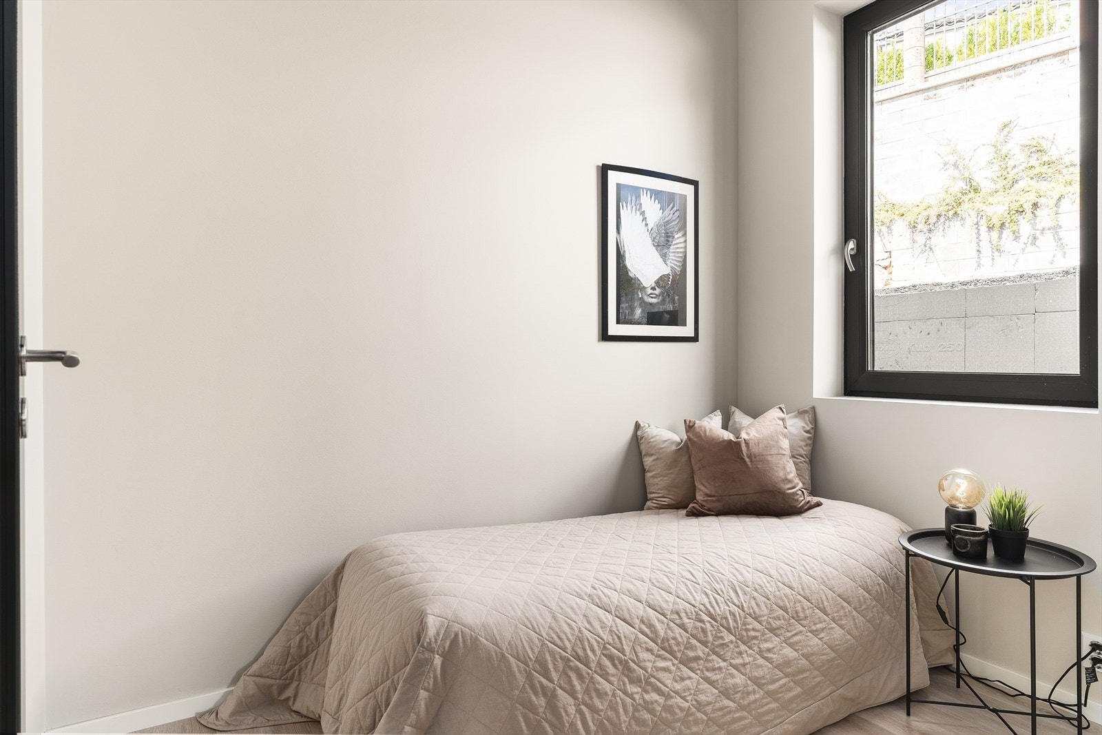 Lyst og innbydende rom med store vinduer som gir rikelig med naturlig lys. Dette er ett av totalt 4 soverom i boligen. Galleribilde